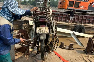 Tìm thấy xe máy của 1 nạn nhân vụ sập cầu Phong Châu