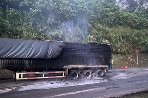 Cháy xe đầu kéo chở 20 tấn ngô trên Quốc lộ 6