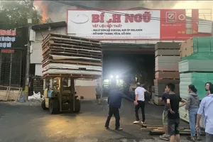 Vụ cháy ở KCN Chàng Sơn: Chuyển ván công nghiệp khỏi kho để tránh cháy lan