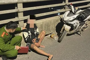 Vận động 2 người bỏ ý định tự tử ở cầu Văn Lang