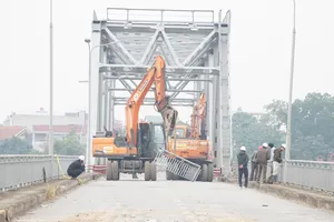 Video: Tháo dỡ cầu Phong Châu