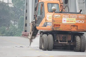 Đang tháo dỡ cầu Phong Châu