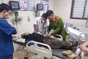 Công an xã đưa người bị đột quỵ giữa đường đi cấp cứu
