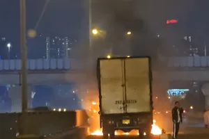 Xe tải bốc cháy dữ dội trên đường Vành đai 3 Hà Nội