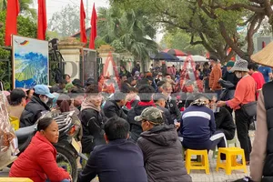 Người hâm mộ chen chúc chờ mua vé xem trận Việt Nam - Singapore