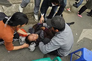 Chen lấn đến ngất xỉu khi mua vé xem Việt Nam - Singapore