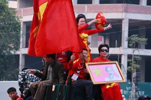 Cổ động viên tiếp lửa cho đội tuyển Việt Nam, đốt pháo sáng đổ về sân Việt Trì