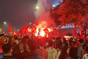 Cổ động viên đổ ra đường mừng chiến thắng của Đội tuyển Việt Nam
