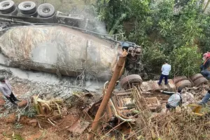 2 người tử vong khi xe đầu kéo bồn xi măng lao xuống vực