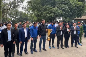 Thầy trò HLV Kim Sang-sik mang cúp vàng báo công các Vua Hùng