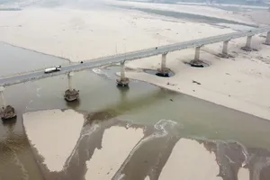 Cầu nghìn tỉ nối Phú Thọ - Hà Nội trơ trụ móng khi nước sông Hồng xuống thấp