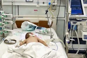 Bé trai 7 tháng tuổi suy hô hấp cấp do biến chứng cúm A