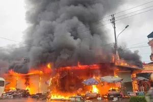 Hàng trăm người tham gia chữa cháy chợ Trung Môn