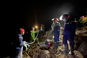 Công an thông tin việc cứu hộ xe đầu kéo rơi xuống vực làm 2 người tử vong