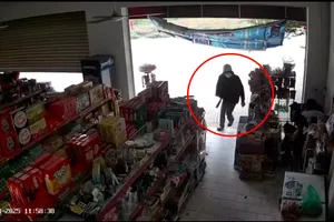 Dân vây bắt kẻ dùng dao cướp ở tiệm tạp hóa 