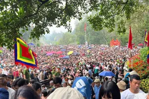 Biển người đổ về Đền Hùng trước ngày chính giỗ