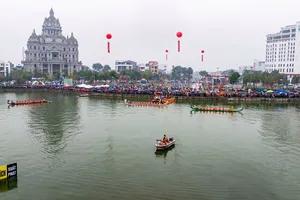 Dòng người xem bơi chải tại lễ hội Đền Hùng