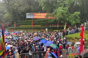 Biển người lên đền dâng hương các Vua Hùng ngày chính giỗ