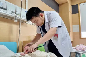 Bé sơ sinh viêm phổi do virus RSV, phải thở máy