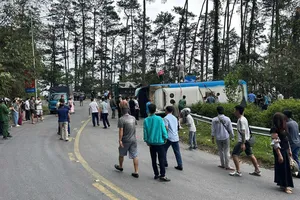 Tạm giữ tài xế trong vụ lật xe khách ở đèo Tam Đảo