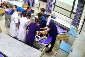 Điều dưỡng bị đạp vào bụng khi cấp cứu: 'Tôi không thể bỏ bệnh nhân!'