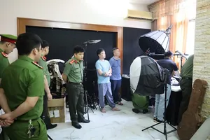 Ảnh Công an Lạng Sơn khám xét nhà và làm việc với Lê Việt Hùng