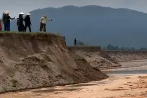 Vì sao người dân Phú Thọ xua đuổi tàu hút cát ven sông Đà?