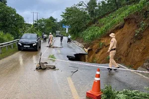 Xuất hiện hố tử thần trên quốc lộ 4D