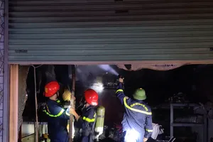 50 cán bộ, chiến sỹ chữa cháy cửa hàng phụ tùng xe máy ở Bắc Giang 