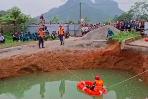 Tìm kiếm người rơi xuống hố tử thần trên quốc lộ 3B