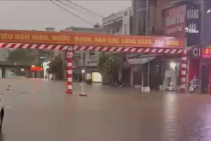 Mưa lớn cuối buổi chiều, thành phố Lạng Sơn ngập nặng