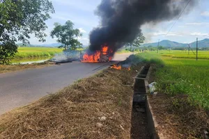Đang chở con đi làm thủ tục thi lớp 10 thì xe bị cháy rụi