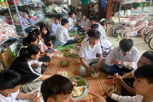 Vợ chồng trẻ 3 năm nấu cơm và cho sĩ tử nghỉ trọ miễn phí