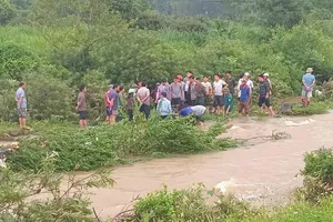 Cả trăm người xuyên đêm tìm kiếm cô gái bị lũ cuốn