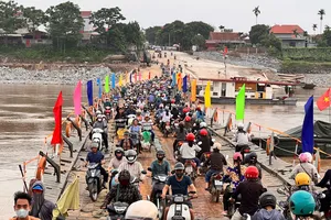 Chính thức nối lại cầu phao Phong Châu sau một tuần tạm ngừng