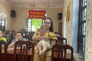 Bé trai bị bỏ rơi kèm hộp sữa và mảnh giấy ghi 'mẹ xin lỗi con'