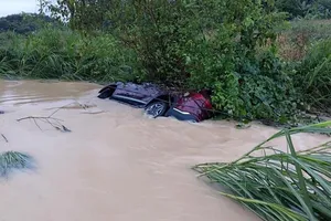 Ô tô bị lũ cuốn, 5 người may mắn thoát nạn