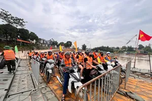 Công binh triển khai phà quân sự đưa người dân qua sông Hồng