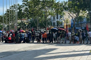 Hàng dài người hâm mộ chờ vé chung kết bóng chuyền VTV cup