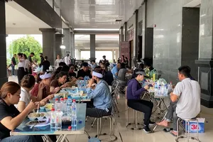 Vụ lật tàu ở vịnh Hạ Long: Nghĩa tình người làm du lịch giữa những đau thương