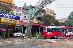 Xe khách vượt xe cùng chiều gây tai nạn, 3 người bị thương