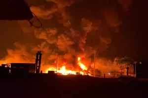 Cháy lớn trong đêm tại công ty sản xuất nhựa, thủy tinh 