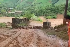 Lũ cuốn trôi cầu vào thủy điện Nậm Công 3 ở Sơn La 