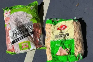 Phát hiện hơn 3 tấn thực phẩm đông lạnh không rõ nguồn gốc khi kiểm tra xe khách