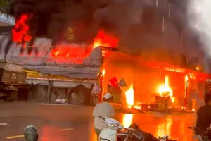 Vụ cháy lúc rạng sáng thiêu rụi hai cửa hàng và một nhà dân ở Lai Châu 