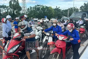 Người dân được lưu thông qua cầu Phong Châu mới