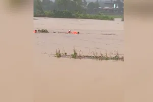 Công an xã cứu người phụ nữ bị lũ cuốn trôi