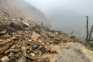 Bão số 10 gây sạt lở, cấm đường trên nhiều tuyến giao thông ở miền Trung và miền núi phía Bắc