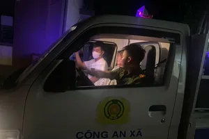 Cảnh sát dùng xe chuyên dụng, thuyền đưa bà bầu vượt lũ, sạt lở đến bệnh viện trong đêm