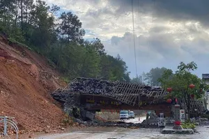 Video: Sập cổng chào vào cao nguyên đá Đồng Văn